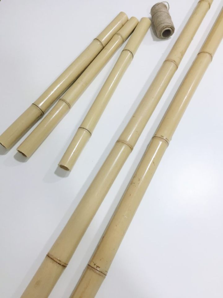 Cañas de bambú de distintos tamaños y cuerda de rafia