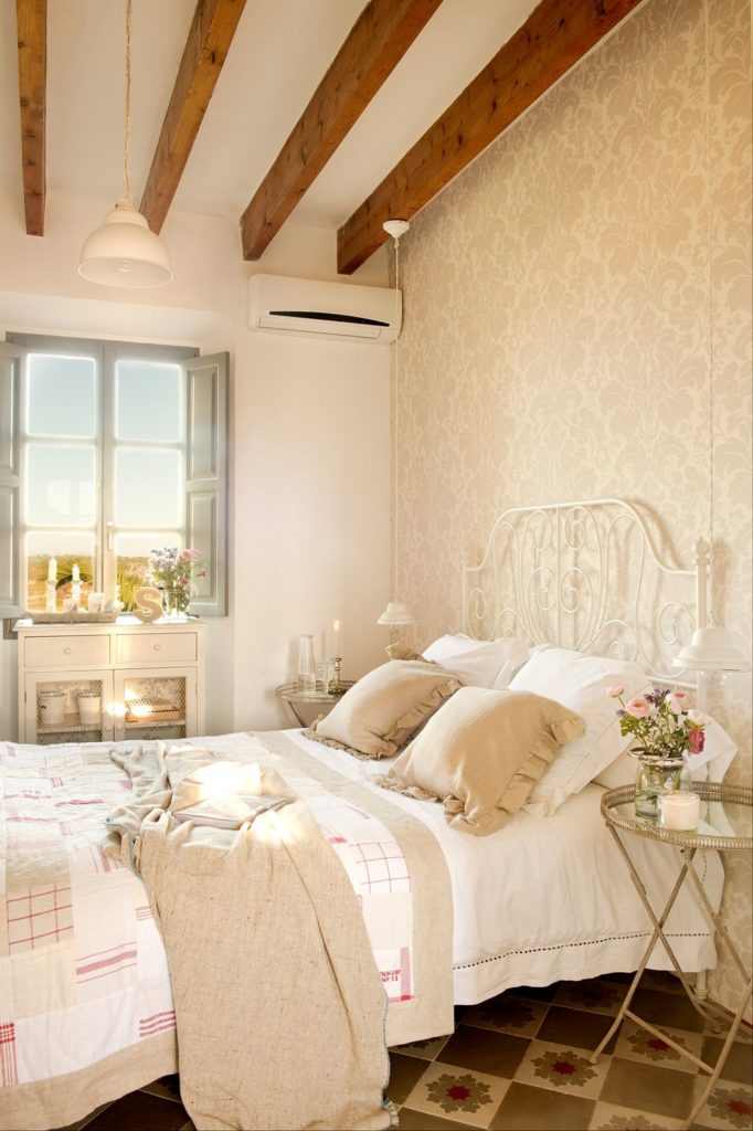 Dormitorio de estilo romántico con cabecero en hierro forjado blanco