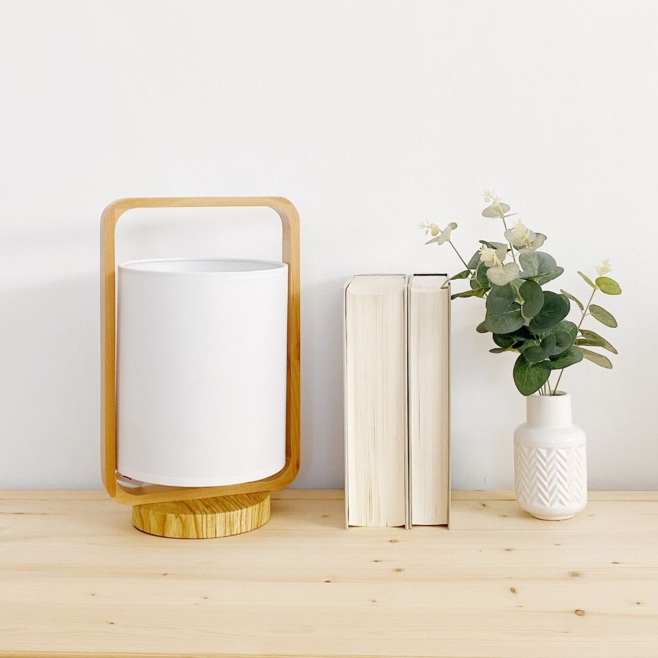 Lámpara de sobremesa con diseño nórdico en madera