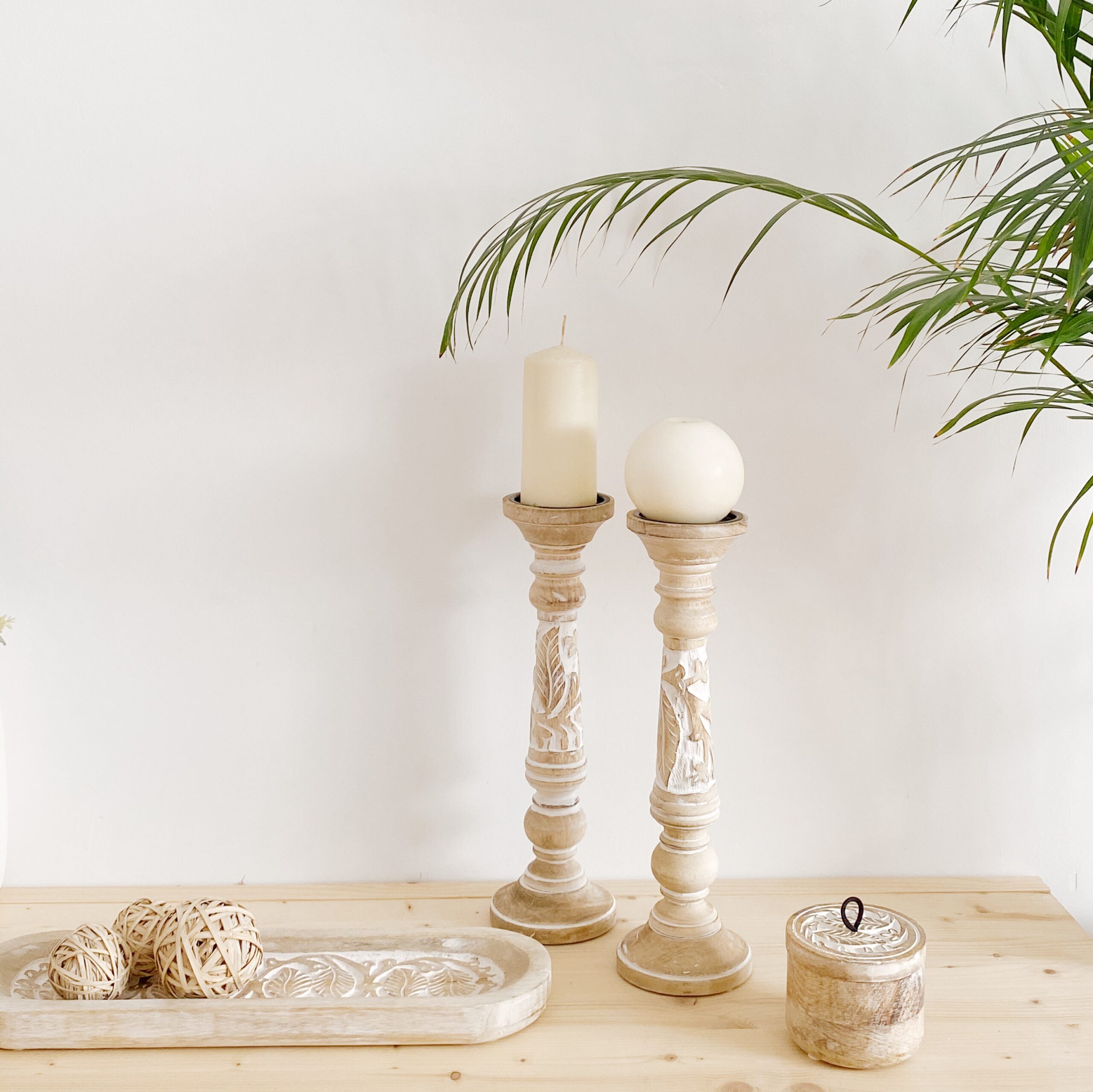 candelabro de madera tallada decapado en blanco