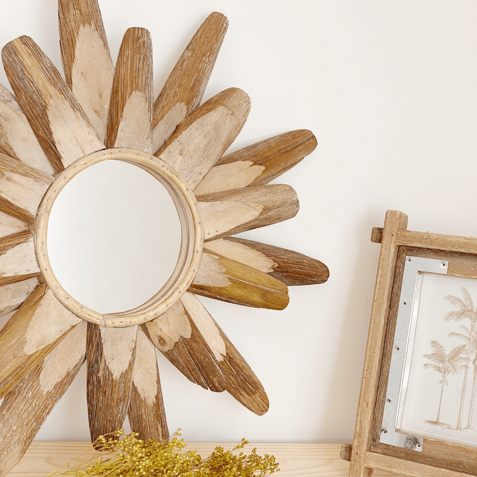 Original espejo con forma de sol fabricado en madera