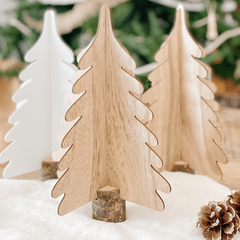 árboles de madera para decorar en Navidad. Colores blanco y natural