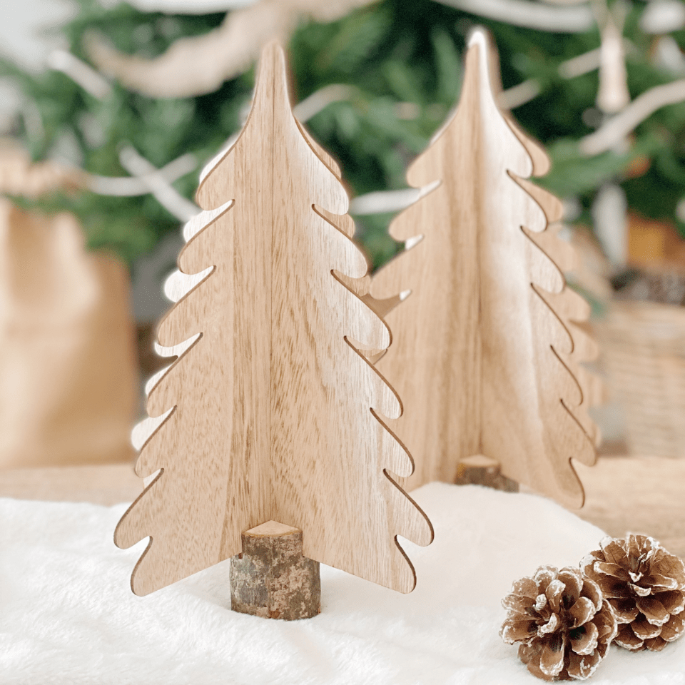 Árbol decorativo navideño en madera natural