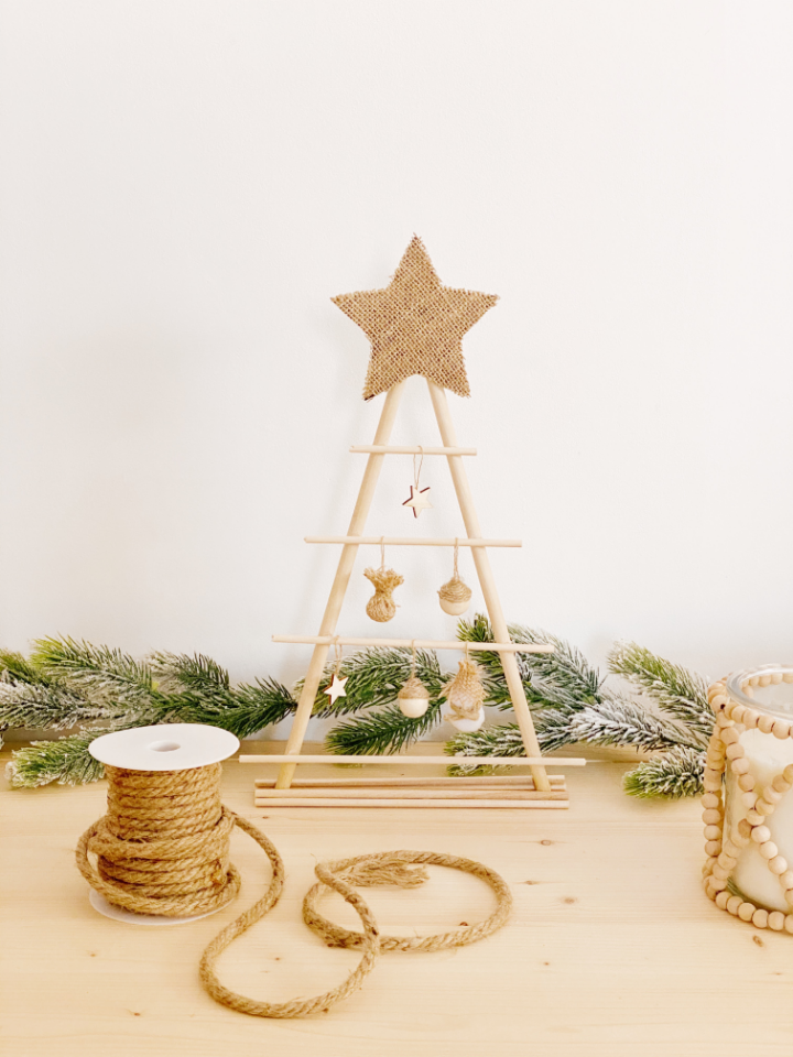 diy: árbol de navidad con palos de madera. La decoración más natural