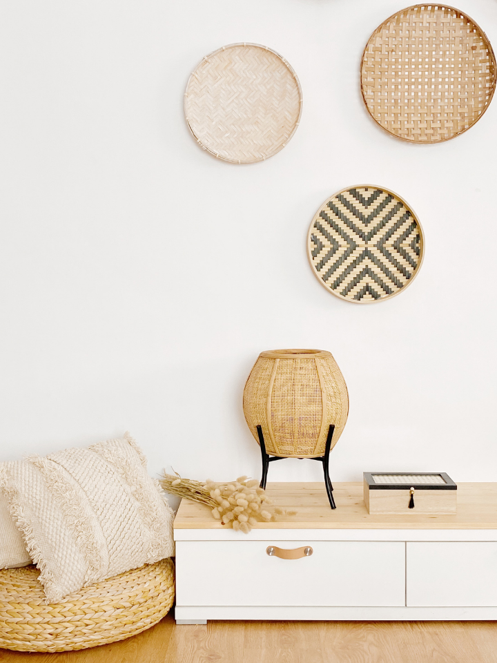 lámpara, cojines y platos de pared en fibras naturales (rattan, bambú y algodón)