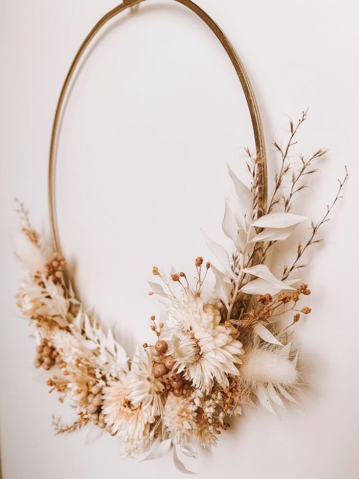 aro metálico decorado con flores