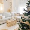 Salón decorado para Navidad de estilo natural