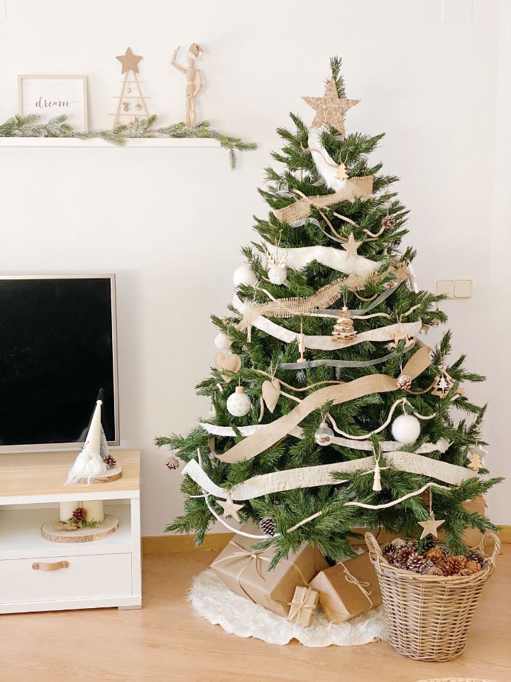 Decoración natural: árbol de Navidad con adornos en madera y fibras naturales