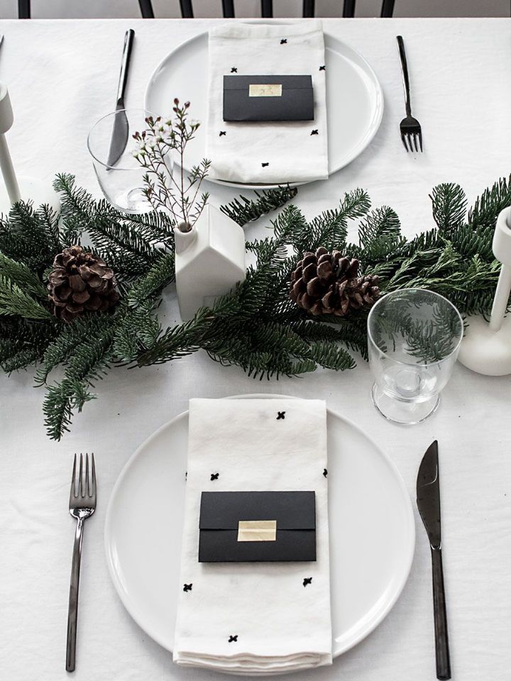 decoración en blanco y negro para mesa de Navidad 