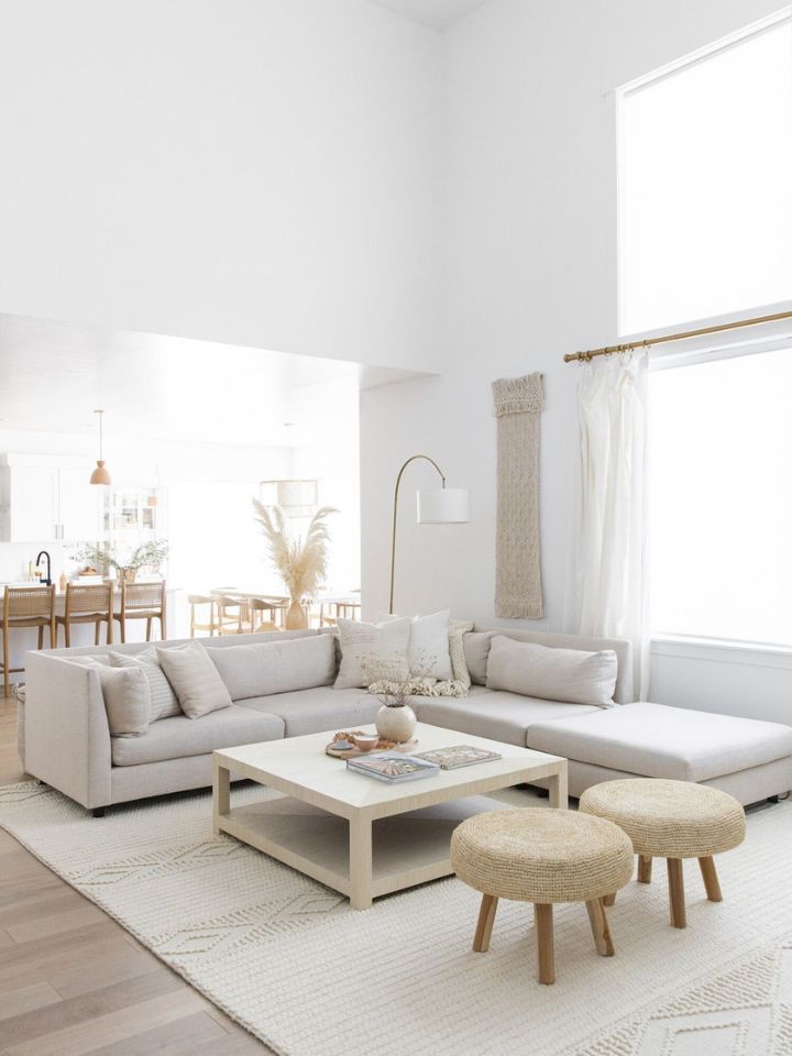 salón decorado en blanco de estilo minimalista