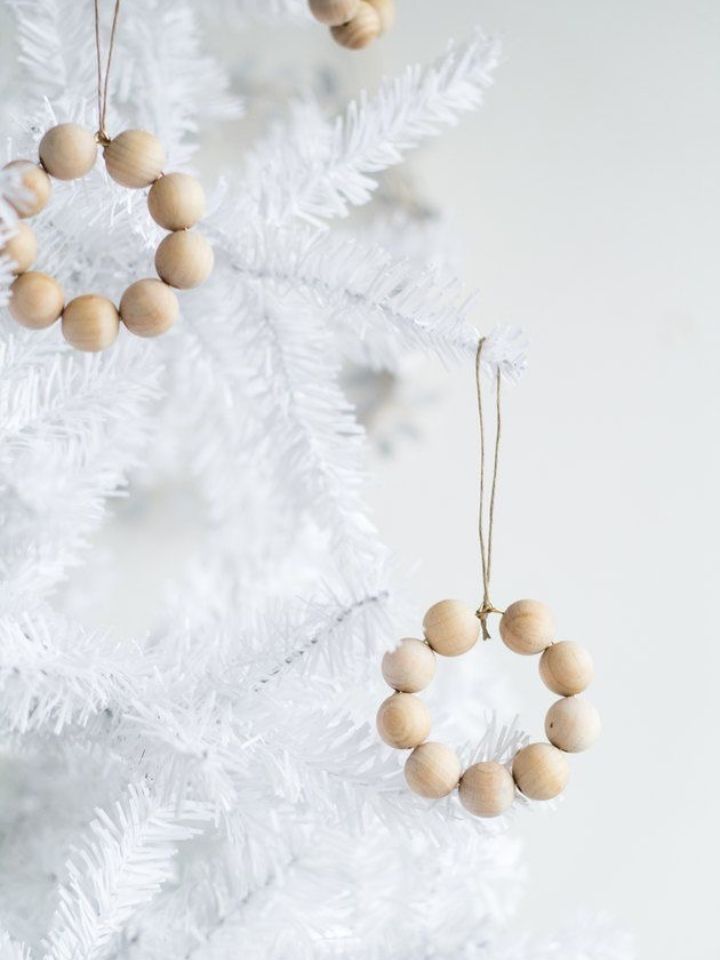 Ideas para decorar en Navidad con bolas de madera