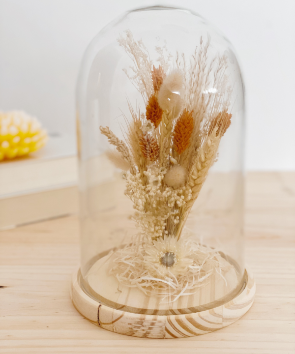 Cúpula decorativa de cristal con flores