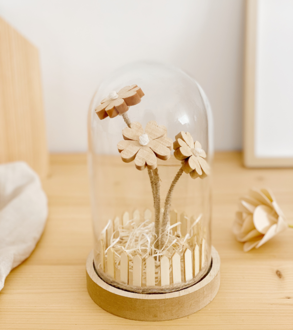 Divertida cúpula de cristal con flores en madera